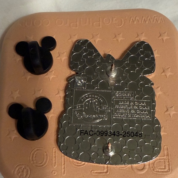 Disney princess Alice Macaron Pin - Picture 2 of 2